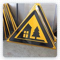 Anodized aluminum plate for traffic signs